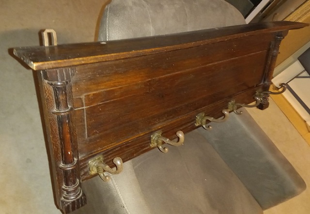 OB-257.Vešiak antik celodubový