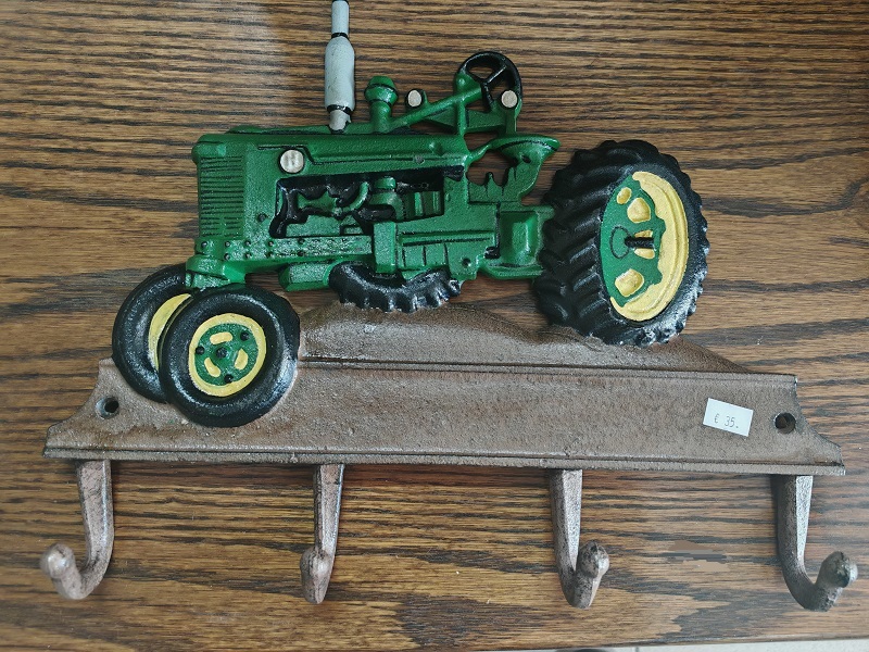 OB-408.Liatinový vešiak Traktor