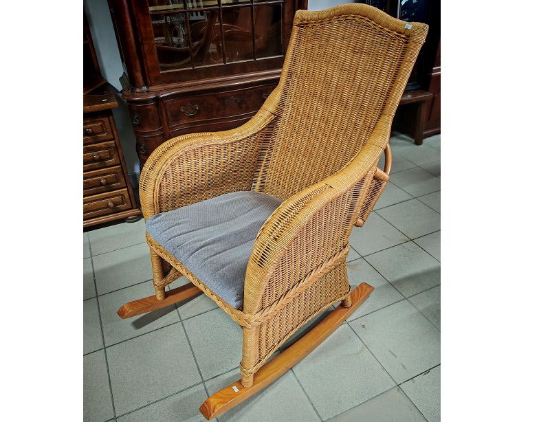 B-96.Hojdacie kreslo ratan drevo