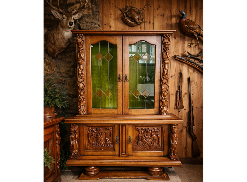 K-853. Vitrínka s bohatou rezbou