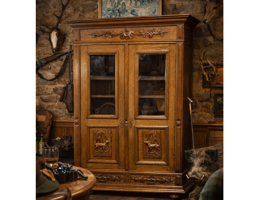 AN-1. Starožitná poľovnícka skriňa