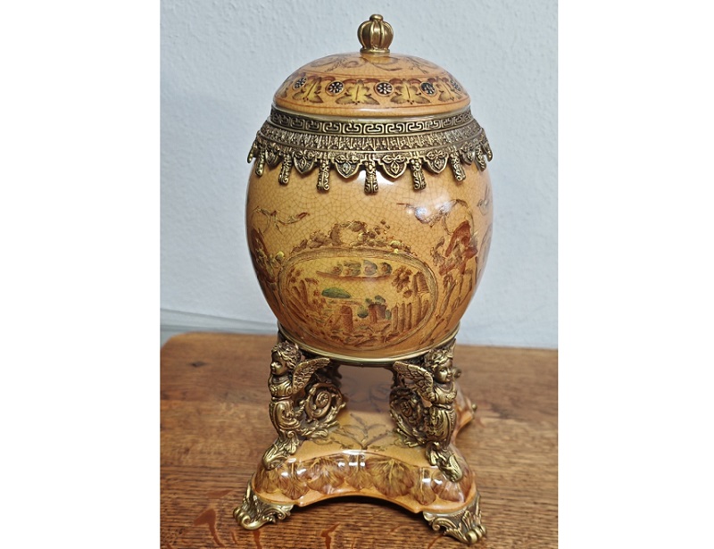 BR-42. Porcelán bronz dóza