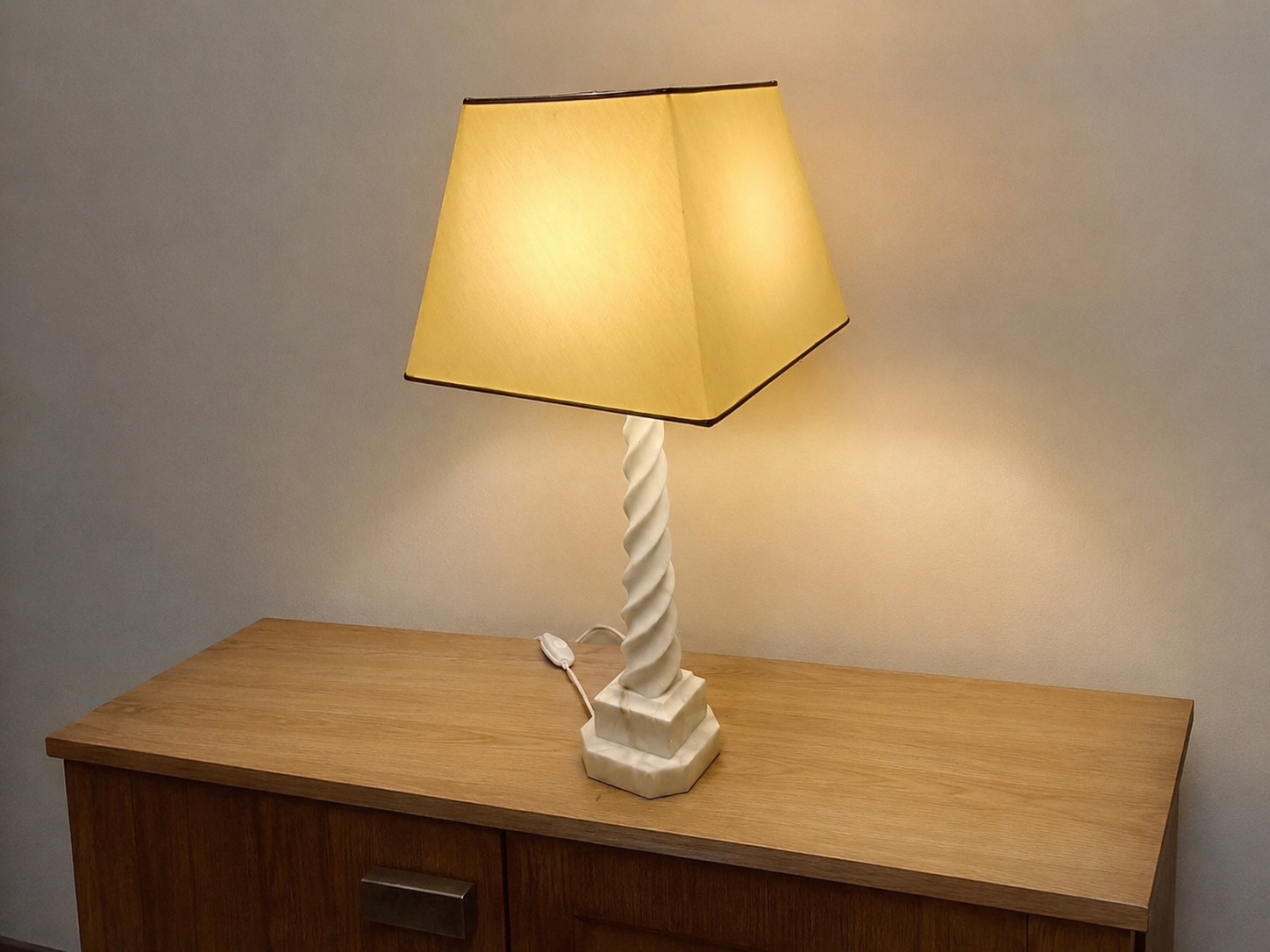 LL-149. Lampa s alabastrovou nožkou